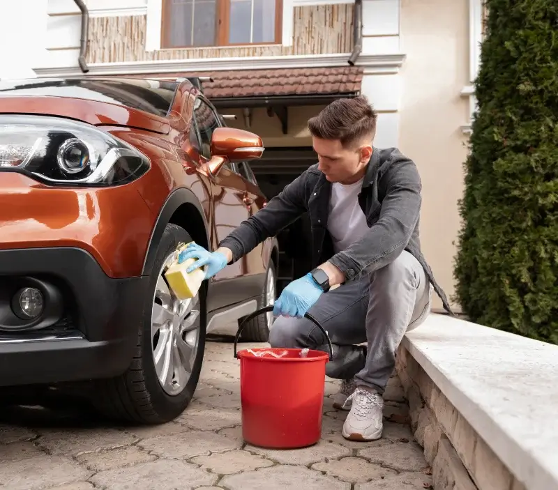 Lavage auto à domicile Auriac : professionnel intervenant sur un véhicule